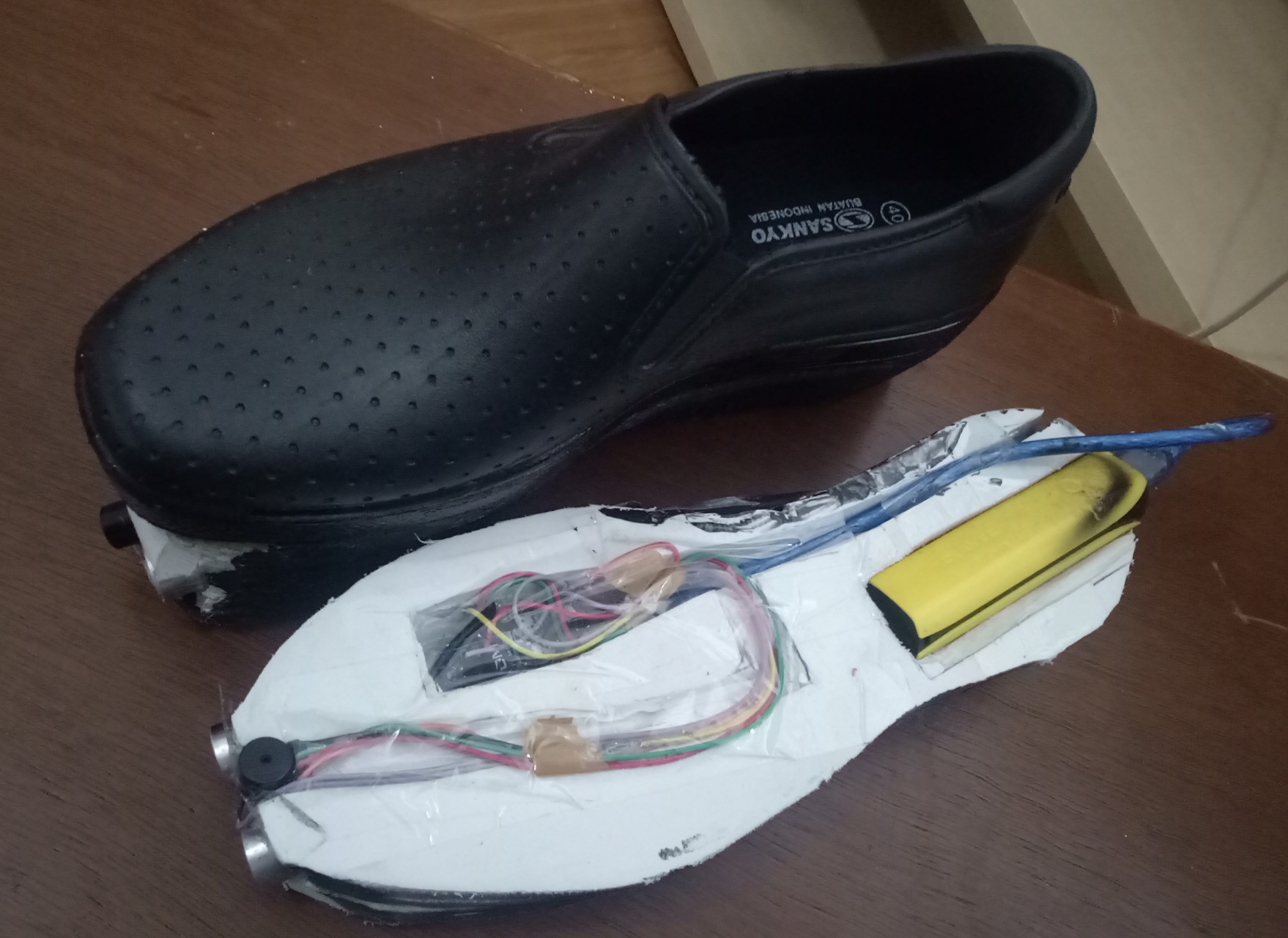 Prototipe sepatu penolong orang buta. (Foto: Pita/ngopibareng.id)