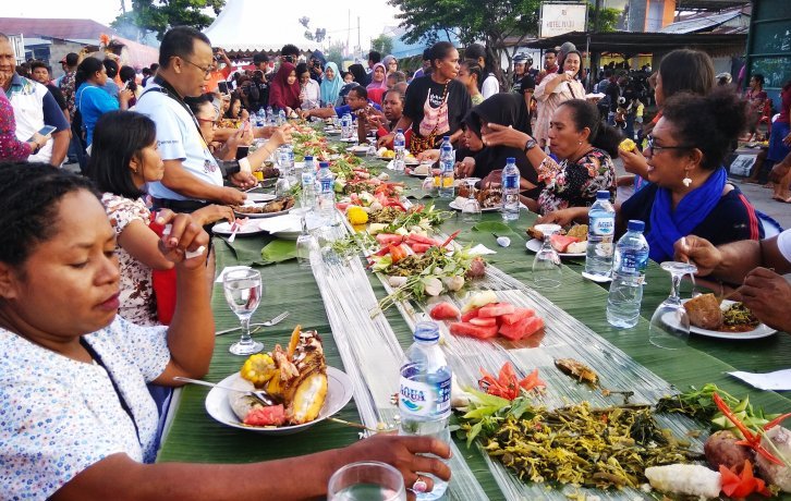 Ribuan warga Biak makan gratis kuliner menu pangan lokal dan ikan pada makan kuliner festival Biak Munara Wampasi VII.(Foto: Antara/Muhsidin)