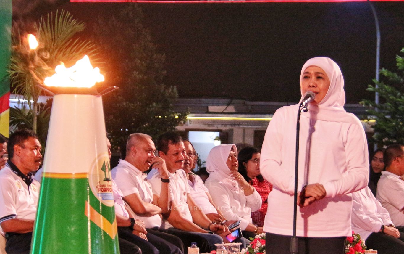 Gubernur Jatim Khofifah Indar Parawansa saat memberikan sambutan dalam kirab api Porprov VI 2019 kemarin. (Foto: Haris/ngopibareng.id)
