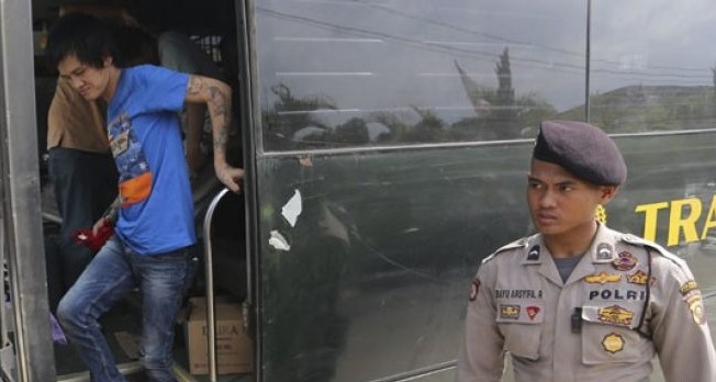Polisi mengawal ketat pemindahan tahanan di Rutan Merah Mata Palembang. (Foto: Antara)