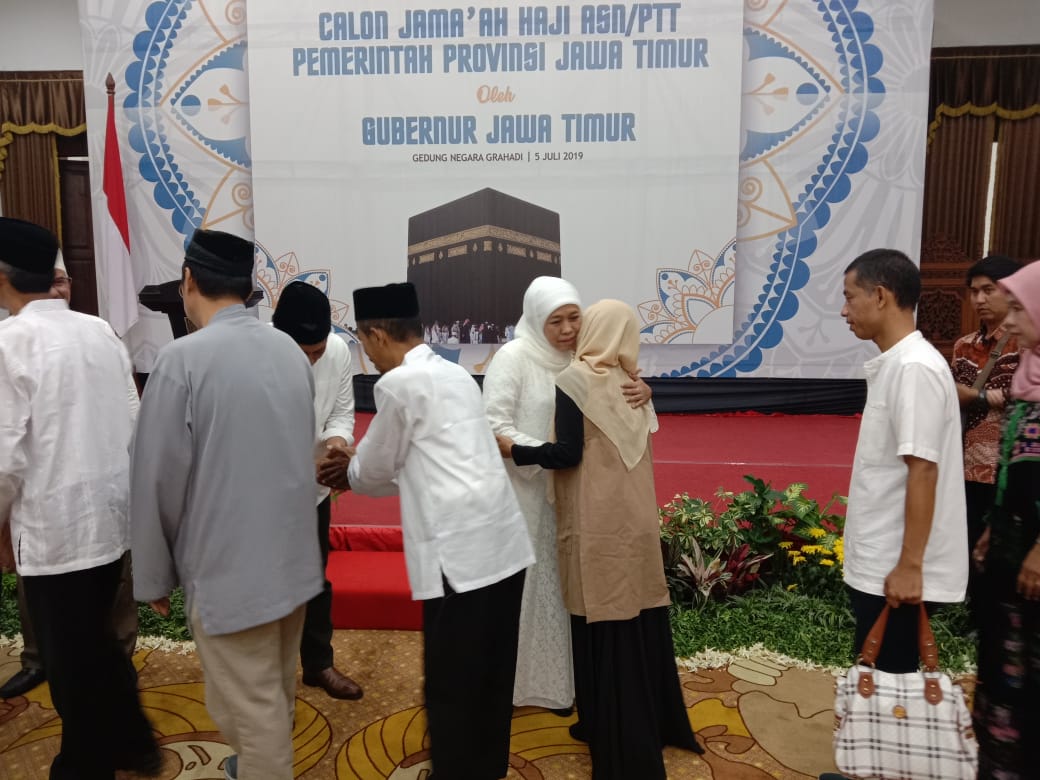 Gubernur Jatim melepas CJH ASN dan PTT di Grahadi, Surabaya, Jumat, 5 Juli 2019. (Foto: Faiq/ngopibareng.id)