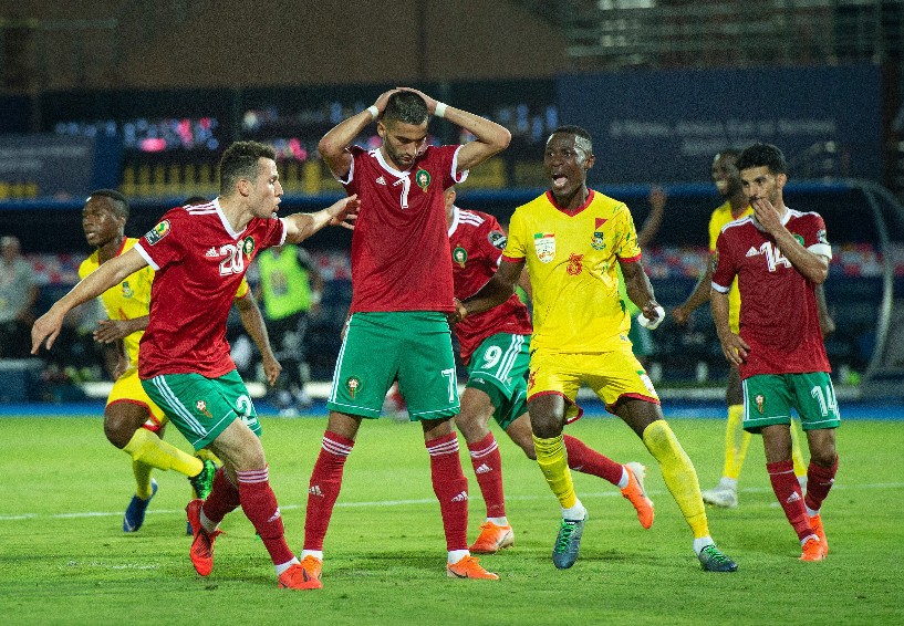 Ekspresi penyesalan pemain Maroko, Youssef En Nesyri setelah gagal mengeksekusi penalti. (Foto: Twitter/@CAF_Online)