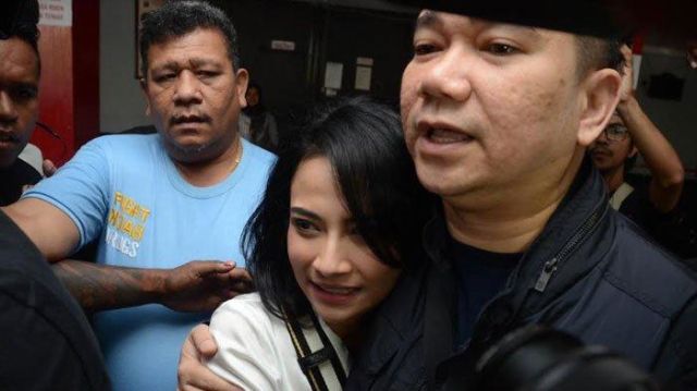 Vanessa Angel didampingi pengacara keluar dari Rutan Medaeng, Sidoarjo, Jawa Timur, 30 Juni 2019.