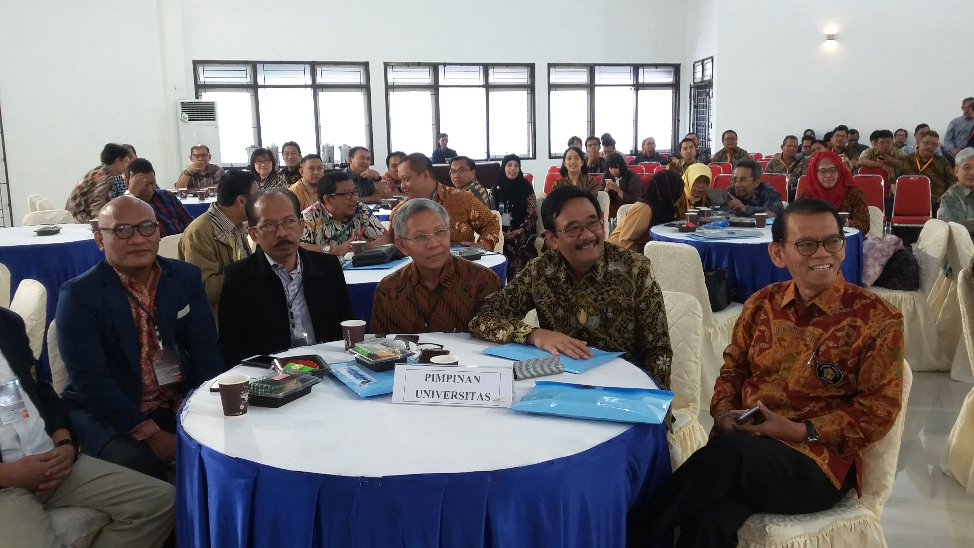 Djarot Saiful Hidayat duduk bersama pimpinan UB sesaat setelah kedatangannya di Munas IKA UB, pada 6 juli 2019 (Theo/Ngopibareng.id)