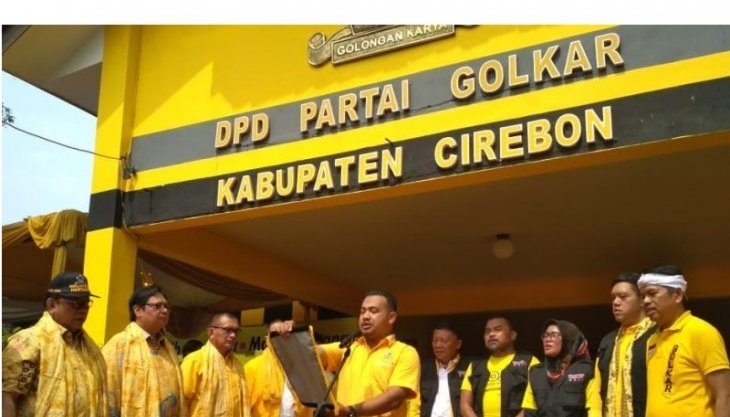 Ketua Umum Partai Golkar Airlangga Hartarto saat mengunjungi di DPD Partai Golkar Kabupaten Cirebon, Sabtu 3 November 2018. (Foto Antara/Khaerul Izan)