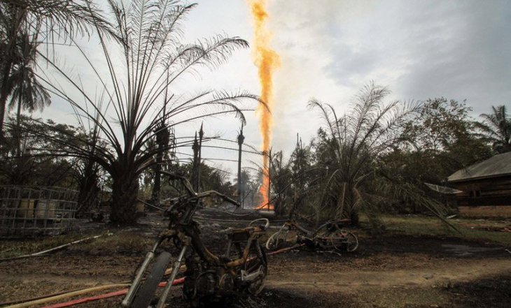 Sumur minyak terbakar di Ranto Panjang Peureulak, Kabupaten Aceh Timur, Aceh, Rabu (25/4/2018). (Foto: Antara/Rahmad)