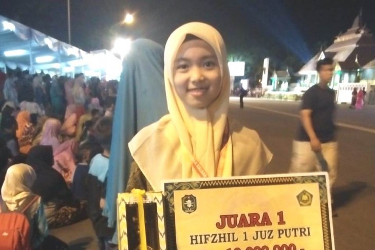Juara 1 Cabang lomba Hifdzil Quran Putri (HQ) 1 Juz pada Seleksi Tilawatil Quran (STQ) Nasional XXV di Kalimantan Barat, Sumayyah El Hansya Hafidzah. (Foto: Antara/Dedi)