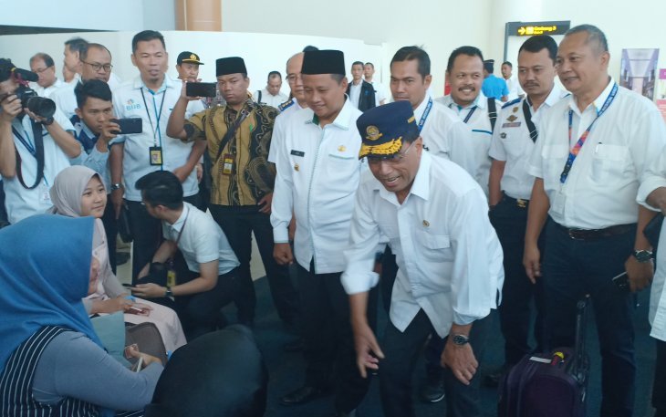 Menteri Perhubungan Budi Karya Sumadi (tengah) saat berbincang dengan penumpang di BIJB Kertajati, Sabtu 6 Juli 2019. (Foto: Antara/Ahmad Wijaya)