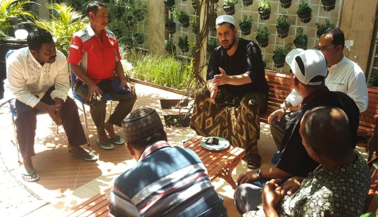 WALI Kota Hadi Zainal Abidin (tengah) saat berbincang-bincang dengan para sopir angkot di Probolinggo. (foto: Ikhsan/ngopibareng.id)
