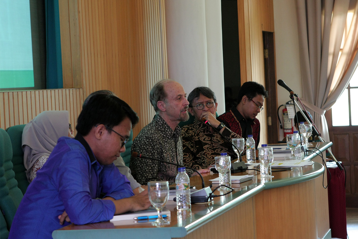 Dosen di Departemen Sosiologi, Universitas Gadjah Mada, Zaki Arrobi (kiri) dalam sebuah diskusi di UGM Jogjakarta. (Foto: ugm/ngopibareng.id), 