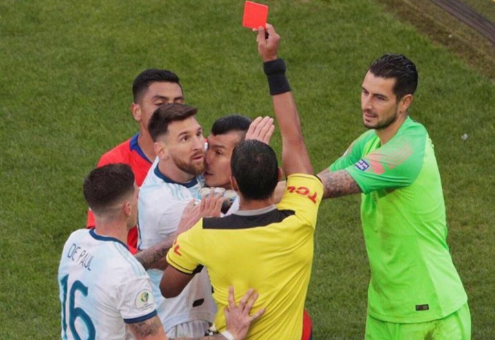 Lionel Messi saat mendapat kartu merah dari wasit. (Foto: Instagram: BR Football)