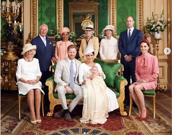 Foto keluarga Pangeran Harry bersama keluarga Kerajaan inggris usai pembaptisan putranya, Archie Harrison, Sabtu 6 Juli 2019.