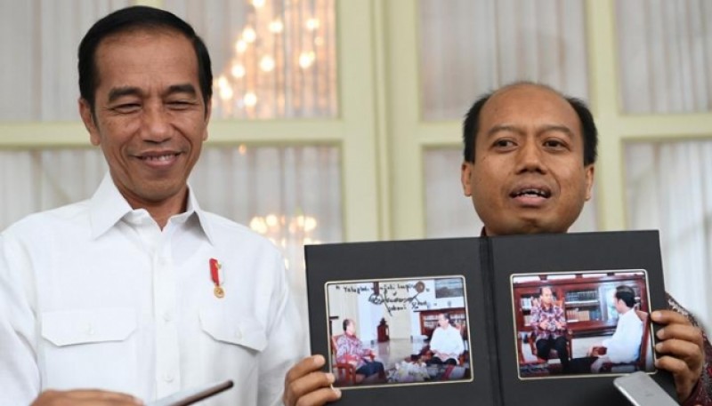 Sutopo menerima hadiah dari Presiden Jokowi. (Foto: Dok. BNPB)