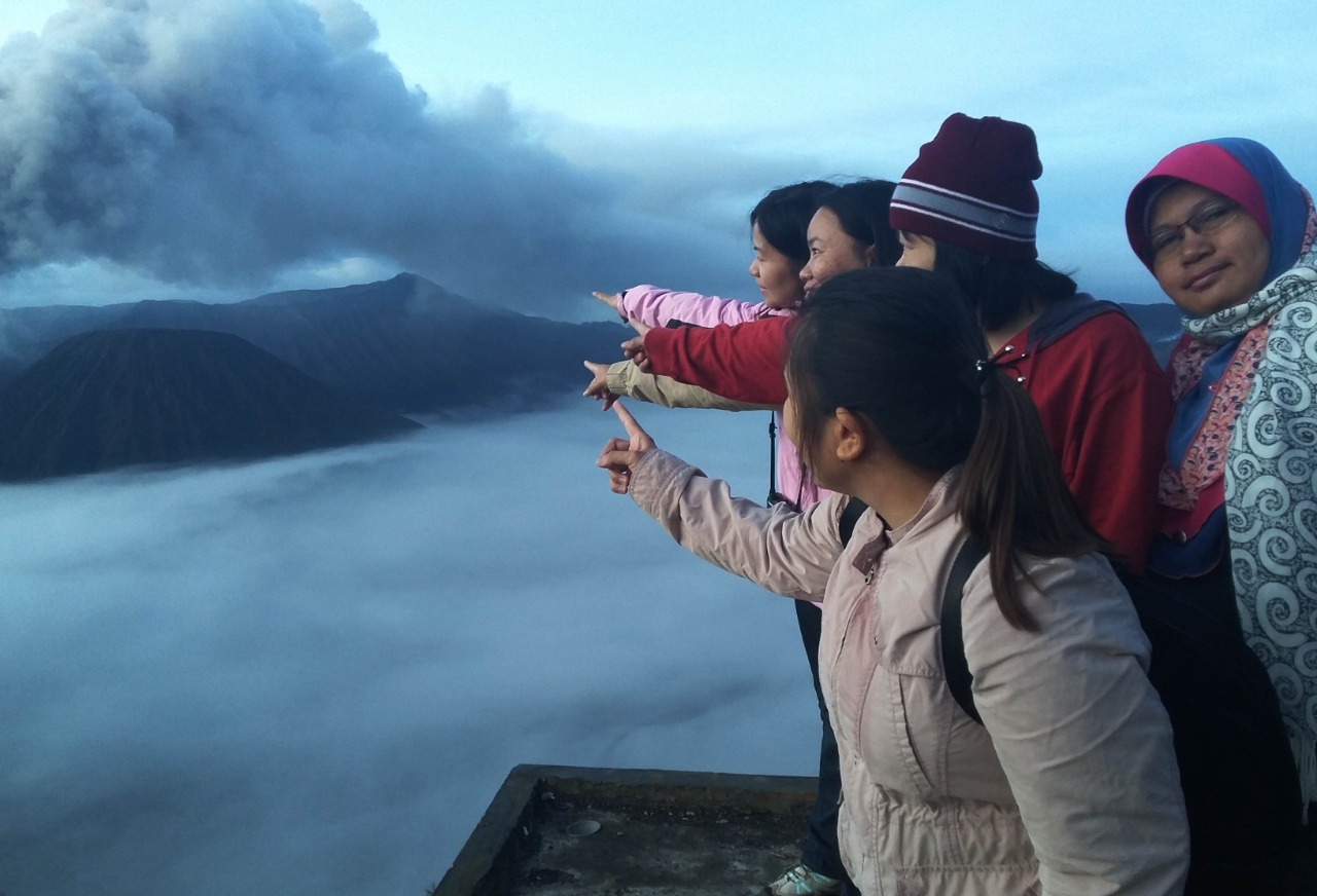WISATAWAN sedang menyaksikan panorama Gunung Bromo dari ketinggian Seruni Point. (Foto: Ikhsan/ngopibareng.id)