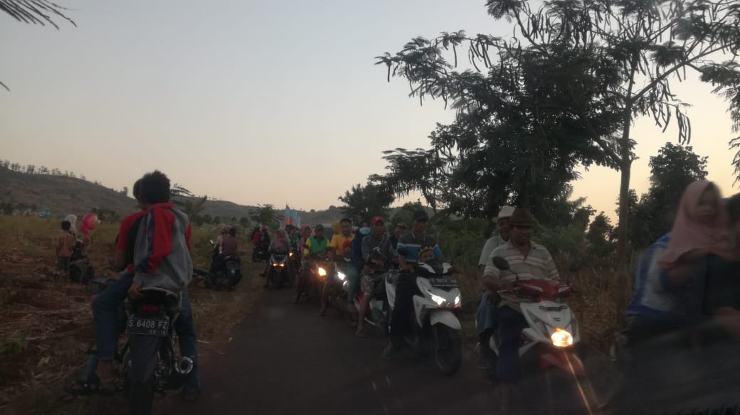 Ratusan warga saat tinggalkan venue paralayang di Desa Kerek, Tuban. (Foto: Haris/@ngopibareng.id)