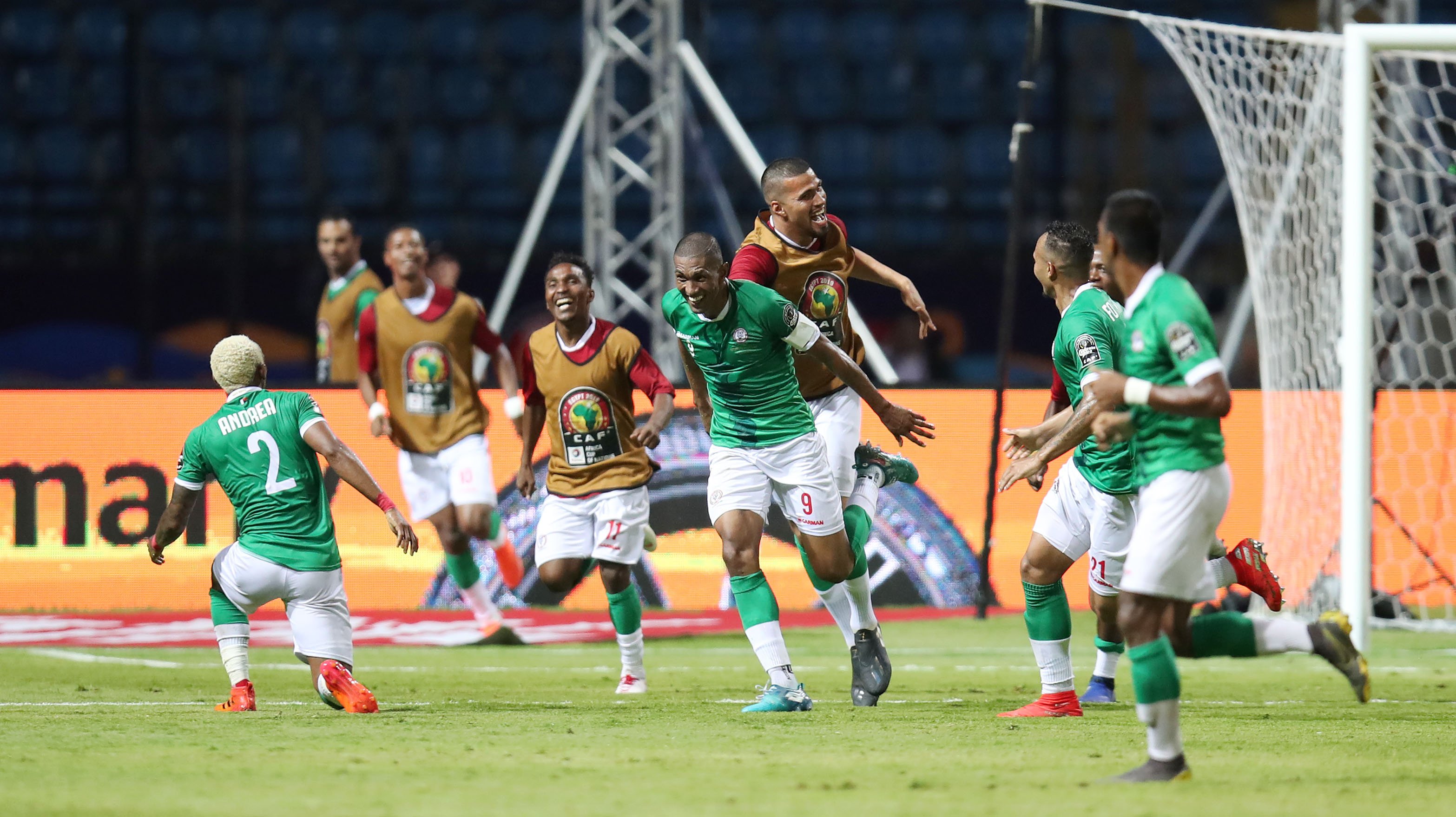 Para pemain Madagaskar berhamburan ke lapangan setelah penendang keempat Republik Demokratik Kongo gagal menyarangkan bola. (Foto: Twitter/@CAF_Online)