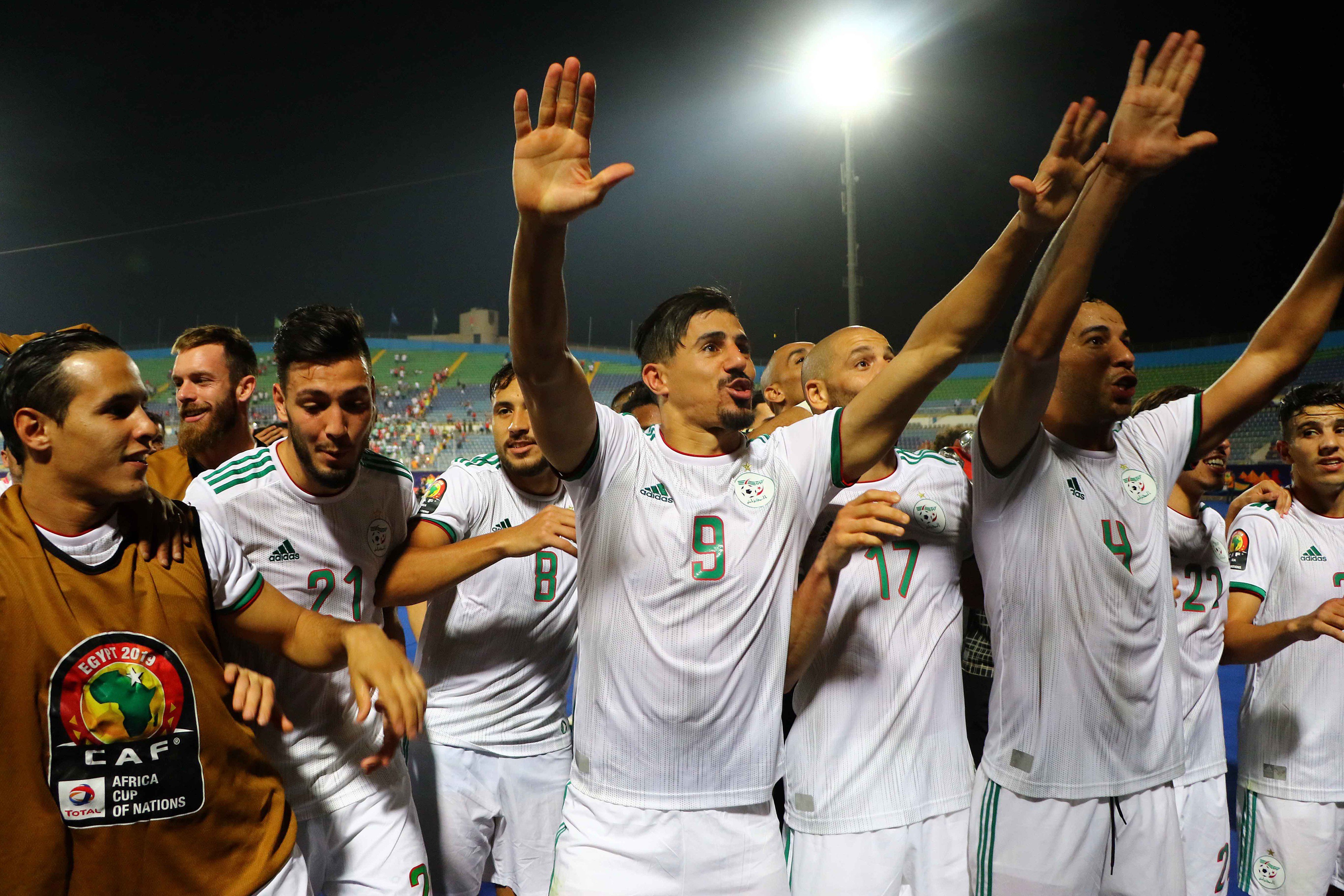 Timnas Aljazair merayakan kemenangan atas Guinea. (Foto: Twitter/@CAF_Online)