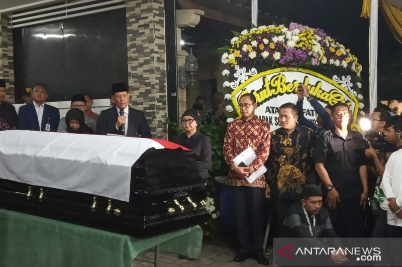 Menteri Luar Negeri Retno Marsudi menyerahkan jenazah Sutopo Purwo Nugroho kepada keluarga di rumah duka, Raffles Hills, Cimanggis, Depok, Minggu 7 Juli 2019.