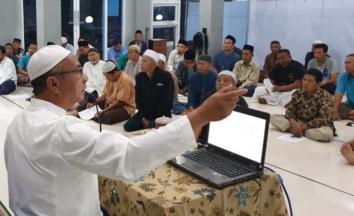 Ustadz Anwar Hudijono dalam pengajian di Masjid Al Hikmah, Sumorame, Sidoarjo, kemarin. (Foto:Ist)