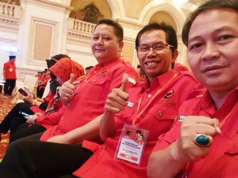 Whisnu Sakti Buana (Kanan) bersama Ketua DPC PDI Perjuangan Kota Surabaya Adi Wutarwijono (tengah). (Foto: istimewa)