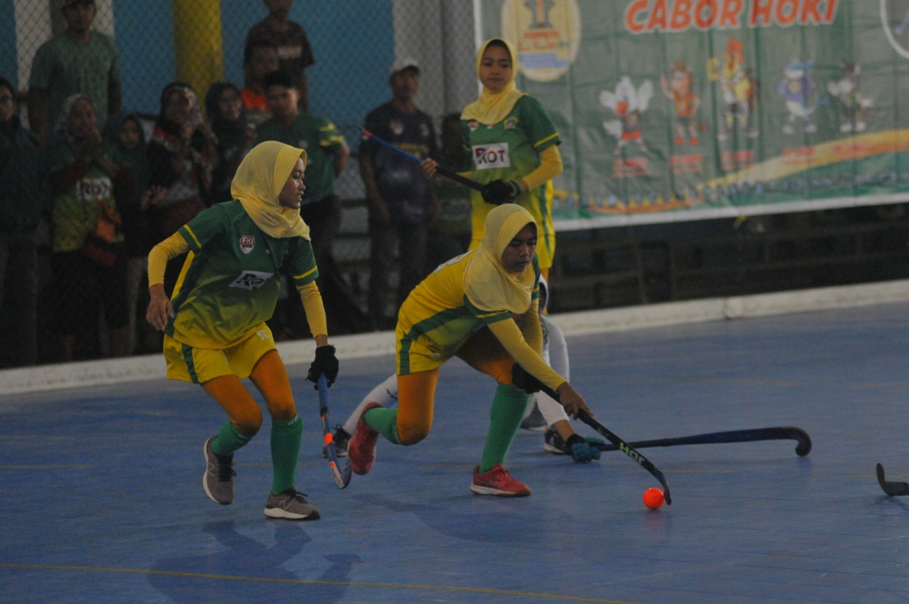 Kabupaten Gresik Berhasil Kawinkan Gelar Hockey Indoor setelah mengalahkan lawan-lawannya di final. (Foto: Erfan/ngopibareng.id)