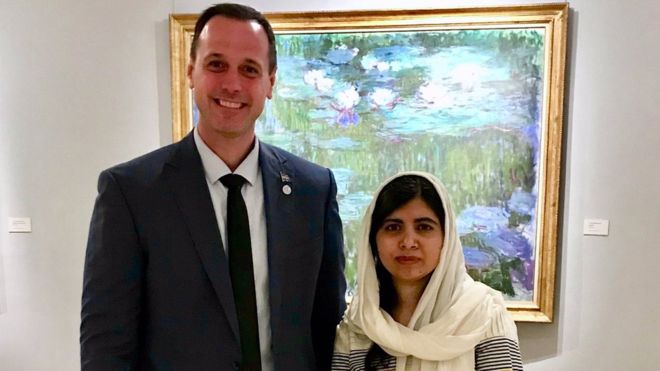 Pemenang Hadiah Nobel Perdamaian, Malala Yousafzai bersama Menteri Pendidikan Quebec, Jean-Francois Roberge. (Foto: bbc)