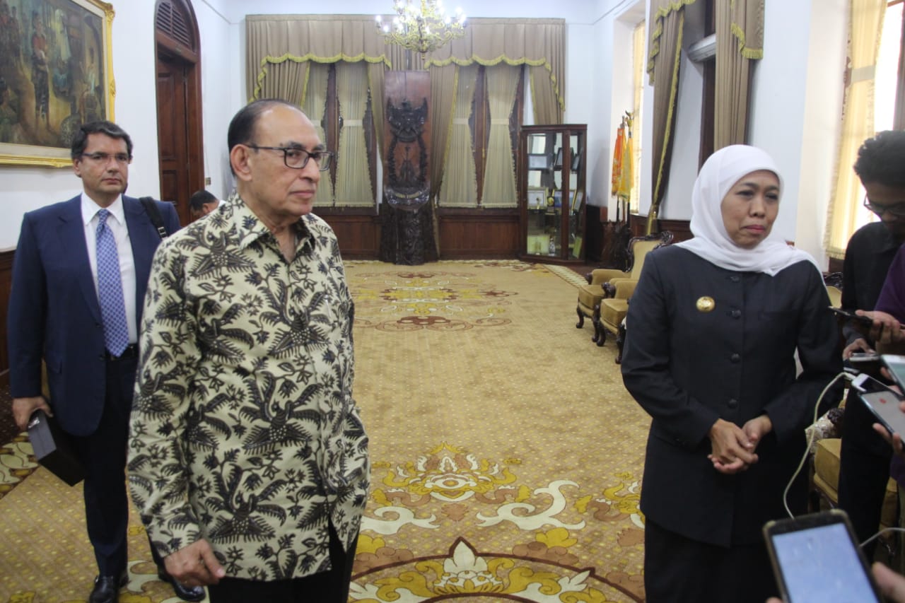 Alwi Shihab saat berada di Grahadi, Surabaya bersama Gubernur Jatim Khofifah Indar Parawansa. (Foto: Faiq/ngopibareng.id)