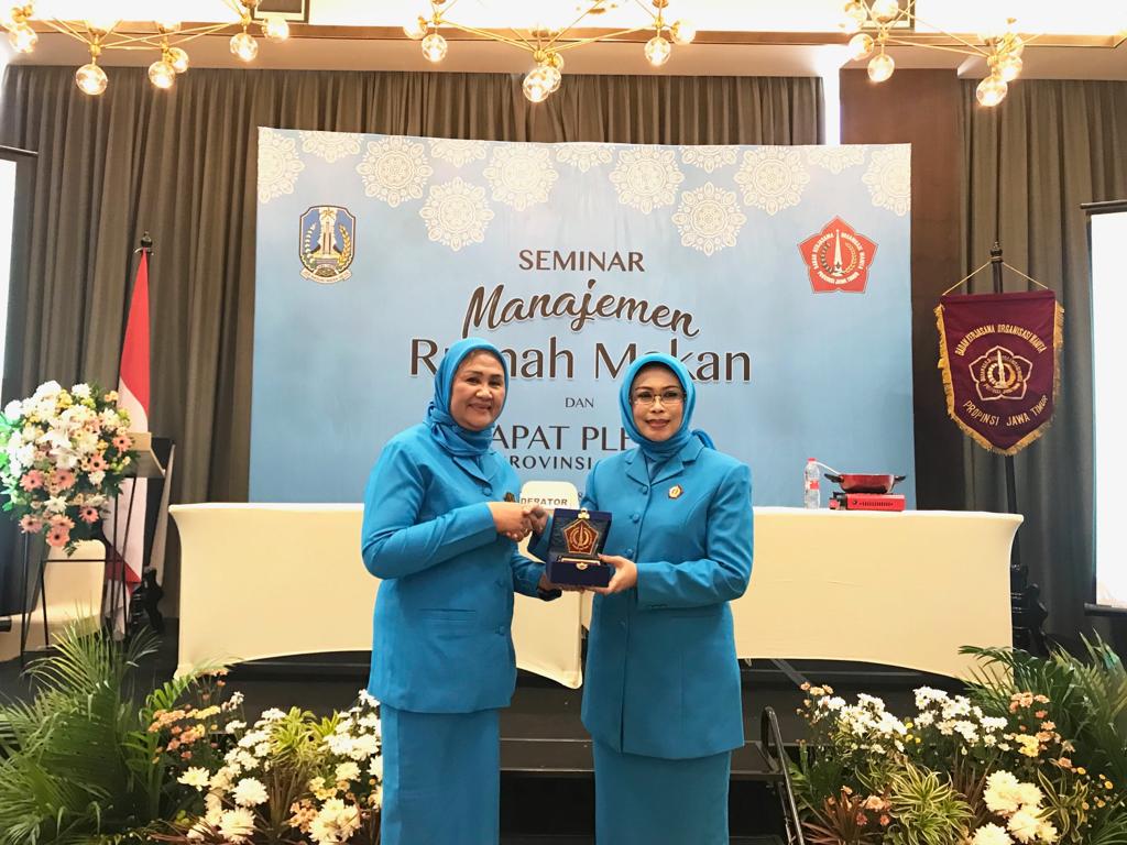 Ketua Umum BKOW Jatim Fatma Saifullah Yusuf (kanan) memberikan kenang-kenangan saat Rapat Pleno dan Seminar Manajemen. (Foto: istimewa)