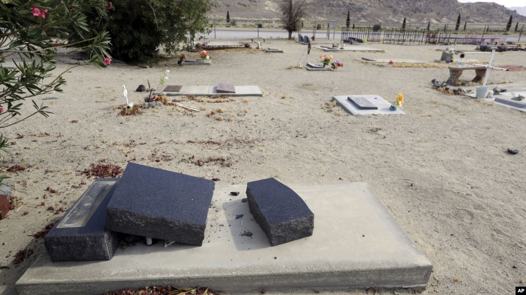  Pecahan nisan yang jatuh menimpa sebuah kuburan di Pemakaman Searles Valley setelah gempa kuat mengguncang Trona, California, 7 Juli 2019. (Foto: voa)