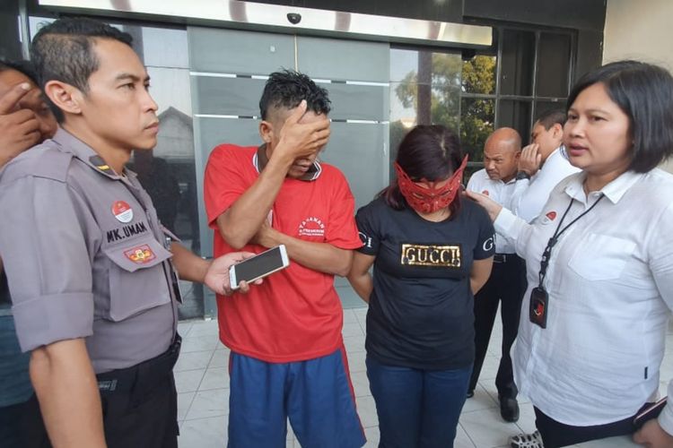 Pelaku MS bersama korban yang merupakan istrinya saat berada di Polrestabes Surabaya. (Foto: Istimewa)