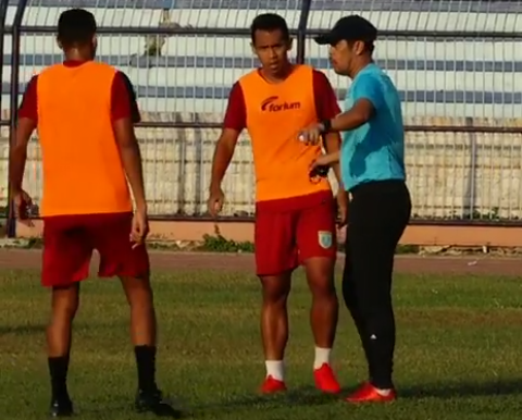 Pelatih Nil Maizar memberi arahan pada latihan perdana di stadion Surajaya. (Foto: Nasih/ngopibareng.id)