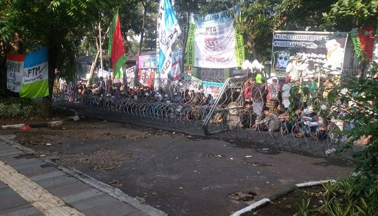 Para pendukung yang mengatasnamakan 'Pecinta Habib Bahar' ikut menyaksikan sidang yang beragendakan vonis kasus dugaan penganiayaan anak di bawah umur oleh Pengadilan Negeri Bandung.