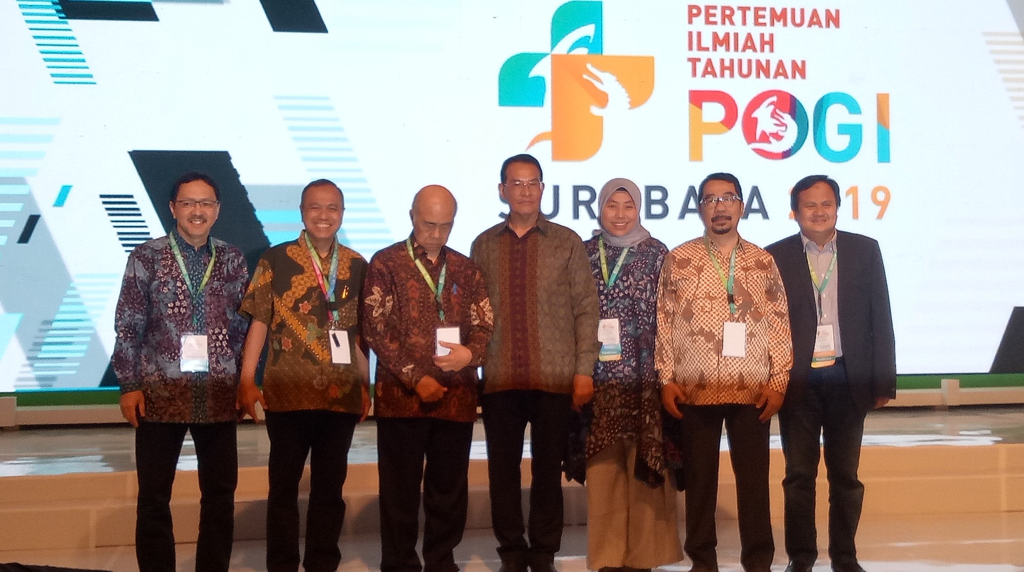 Dr. H.M. Subuh, MPPM, staf ahli Menteri Kesehatan Bidang Ekonomi (tengah) bersama para pengurus POGI di Ballroom Hotel Shangri La Surabaya, Selasa 9 Juli 2019. (Foto: Pita/ ngopibareng.id)