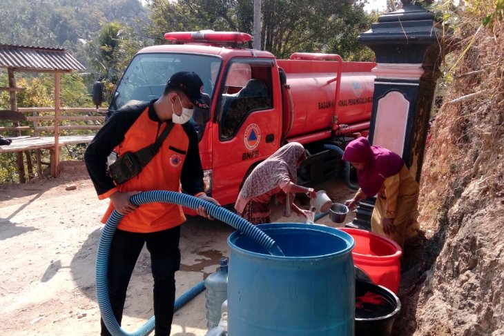Anggota Badan Penanggulangan Bencana Daerah (BPBD) Kabupaten Pacitan menyalurkan bantuan air bersih ke desa-desa yang mengalami kekeringan pada musim kemarau 2019. (Pusdatinmas BNPB)
