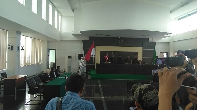 Bahar bin Smith alias Habib Bahar mencium bendera merah putih di ruangan sidang, Kantor Dispusi Kota Bandung, Selasa 9 Juli 2019. (Foto: BandungKita.id)