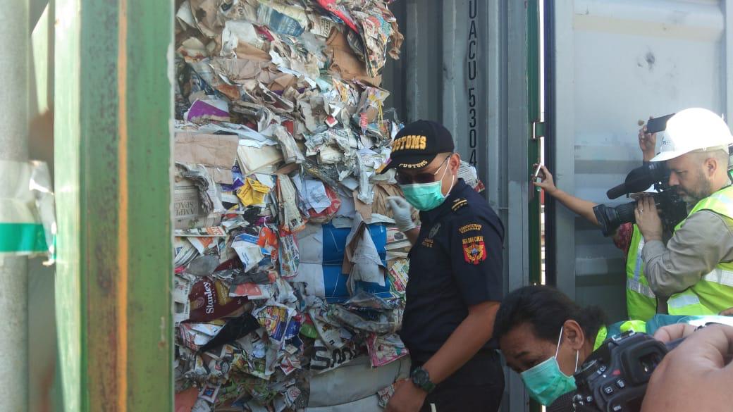 Bea Cukai Tanjung Perak membongkar 8 kontainer sampah impor dari Australia. (Foto: Istimewa)