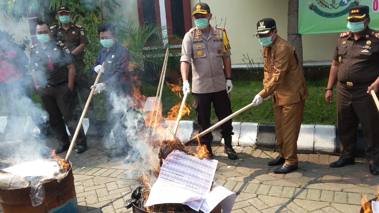 Wali Kota Malang, Sutiaji bersama Kapolresta Malang, AKBP Asfuri, memusnahkan barang bukti terlarang (Theo/ngopibareng.id)