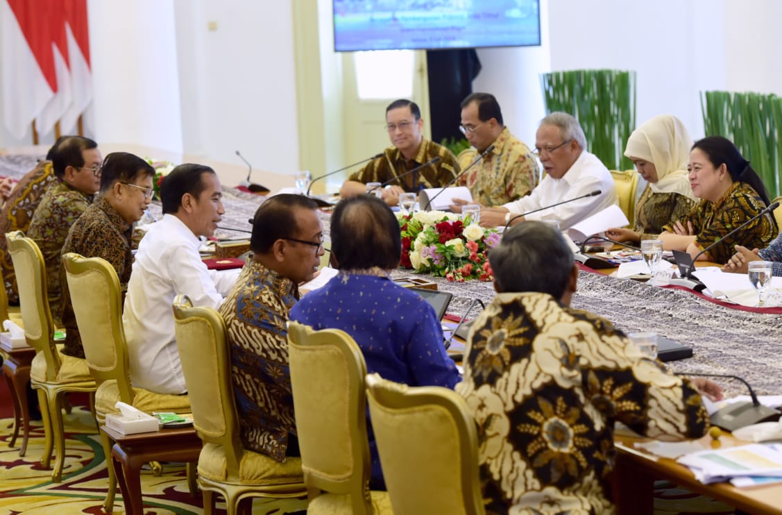 Presiden Joko Widodo saat memimpin rapat terbatas membahas soal percepatan pembangunan Jawa Timur di Istana Kepresidenan Bogor. (Foto: setpres)