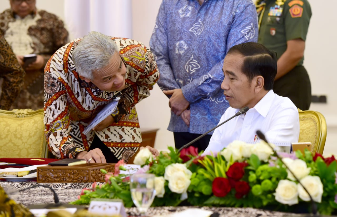 Presiden Jokowi dan Gubernur Jawa Tengah Ganjar Pranowo dalam rapat terbatas di Istana, Selasa 9 Juli 2019. (Foto: Biro Pers Setpres) 