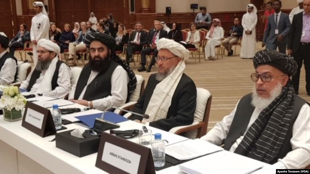 Anggota kantor politik Taliban tambak di ruang konferensi di Doha pada awal pembicaraan dua hari antara Taliban dan politisi Afghanistan, 7-8 Juli 2019. (Foto: voa)