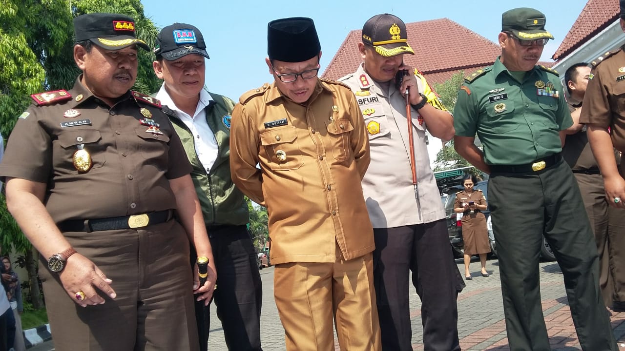 Wali Kkota Malang, Sutiaji, saat menghadiri prosesi pemusnahan narkotika di Kantor Kejaksaan Negeri Malang (Theo/ngopibareng.id)