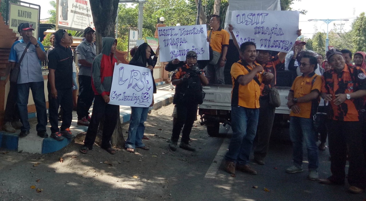MASSA dari sejumlah Lembaga Swadaya Masyarakat (LSM) saat berunjuk rasa di depan kantor Kejaksaan Negeri (Kejari) Kabupaten Probolinggo. (Foto: Ikhsan/ngopibareng.id)