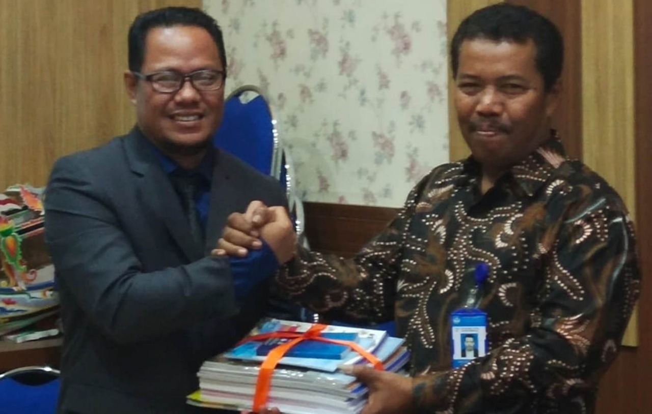 KEPALA Balai Bahasa Jawa Timur, Mustakim (kanan) bersama Kepala Dinas Kominfo Kota Probolinggo, Aman Suryaman. (Foto: Ikhsan/ngopibareng.id)