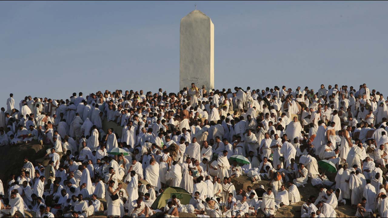 Ribuan umat Muslim berdoa di Jabal Rahmah, saat wukuf di padang Arafah, Arab Saudi. (Foto: dok ngopibareng.id)