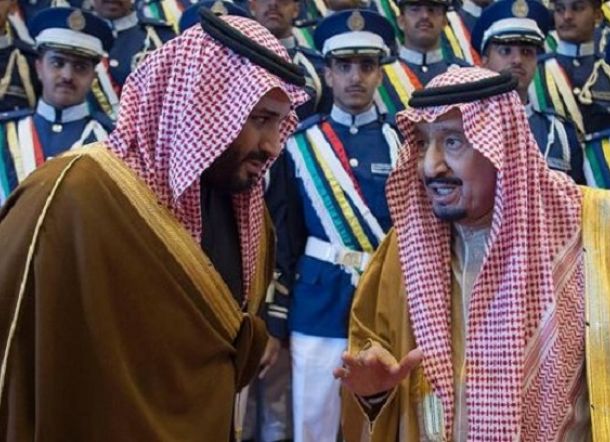 Raja Arab Saudi Salman bin Abdul Aziz bersama kerabat istana. (Foto: ist/ngopibareng.id)
