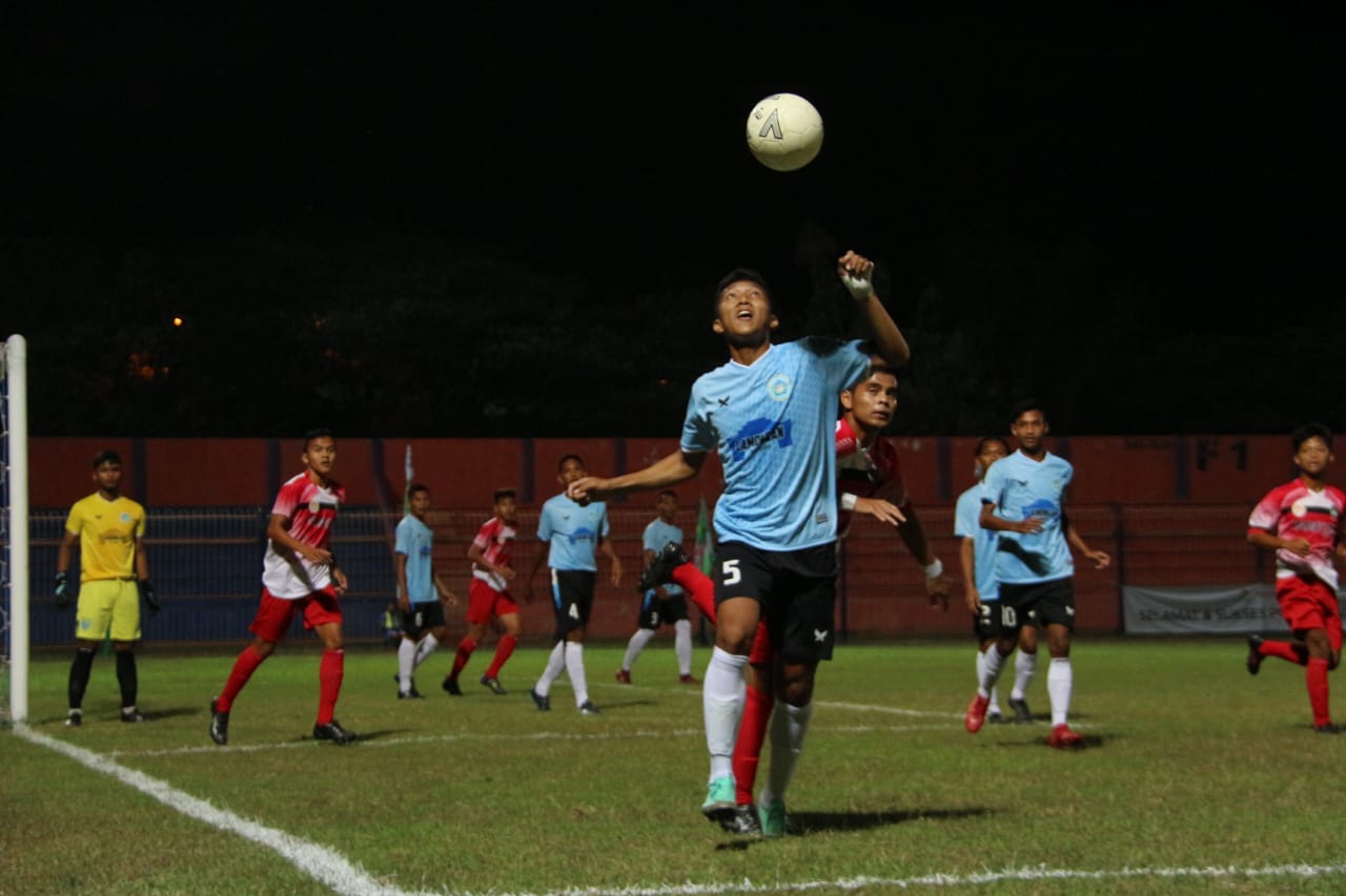 Tim Kabupaten Lamongan (biru muda-hitam) saat mengalahkan Kota Blitar 4-0 di babak 8 besar sepak bola Porprov Jatim VI/2019. (Foto: Haris/ngopibareng.id) 
