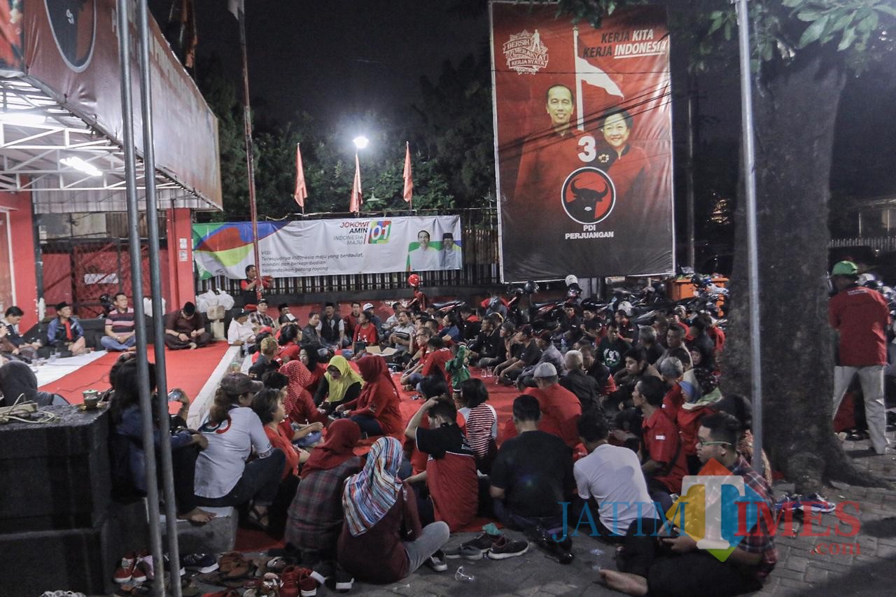 Suasana mimbar bebas di Kantor DPC PDI Perjuangan Surabaya. (Foto: Istimewa/Bahrul Marzuki)