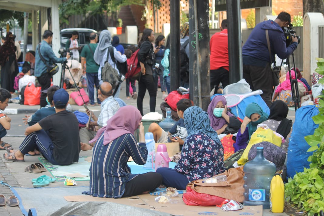 Pencari suaka yang bertahan di Jalan Kebon Sirih. (Foto: Asmanu/ngopibareng.id)