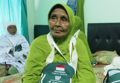 Tiwa, usia 103 tahun asal Pamekasan, tercatat sebagai calon haji tertua di Embarkasi Surabaya. (Foto: Antara/Hanif Nashrullah)