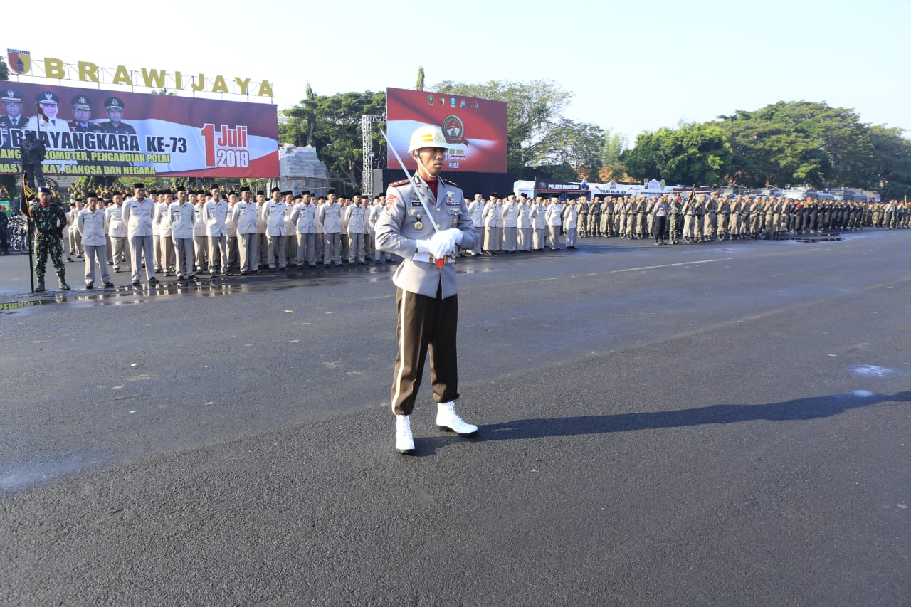 Upacara peringatan Hari Bhayangkara ke 73, di Lapangan Makodam V Brawijaya, Surabaya. (Foto: Istimewa) 